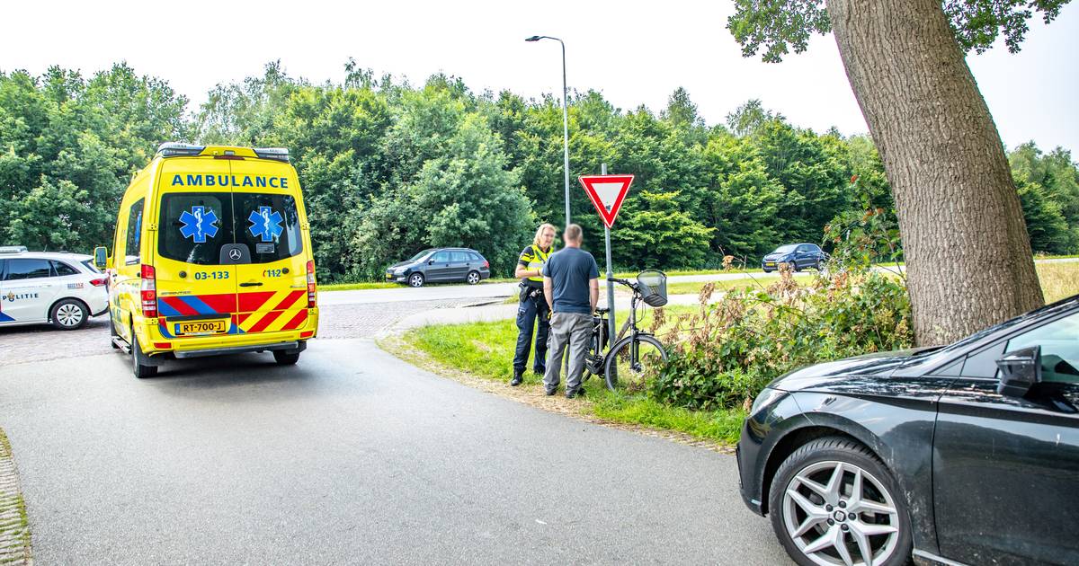 Fietser lichtgewond na botsing met auto op Emmerweg in Emmer-Compascuum
