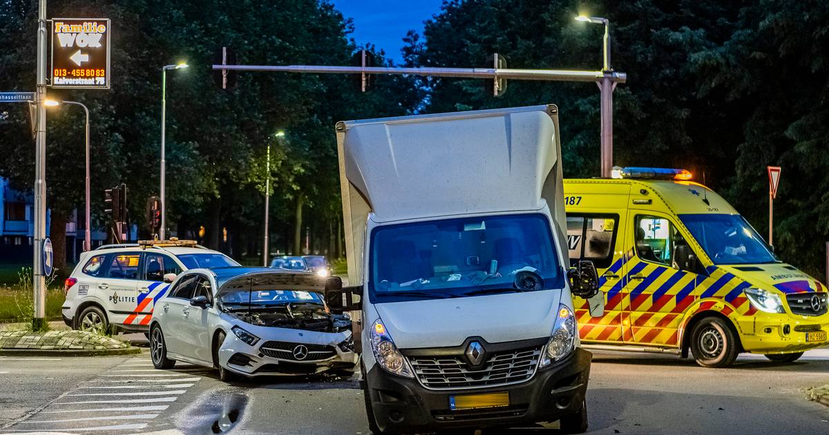 Ravage op Tilburgse kruising door botsing met twee autos en bestelwagen.