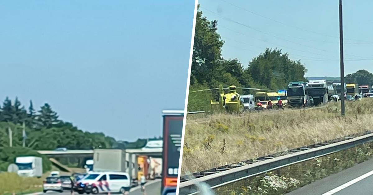 Ongeluk met auto en vrachtauto: twee doden op A73, snelweg dicht richting Nijmegen
