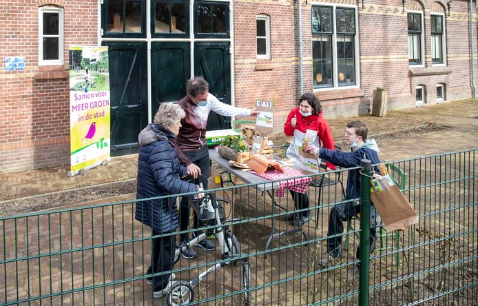 Bezoekers van de Wageningse Stadsboerderij krijgen materiaal mee om bijenhotels te maken.