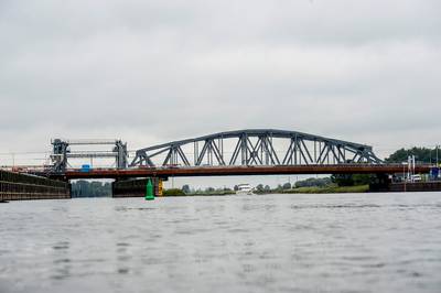 Vrachtwagen ramt spoorviaduct in Zutphen: treinverkeer naar Dieren plat