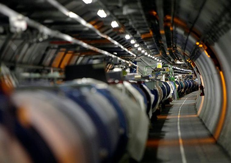 Een deel van de Hadron Collider in de tunnel van het CERN. Het CERN heeft momenteel de grootste deeltjesversneller ter wereld, maar andere landen zoals Japan en China hebben eigen bouwplannen.