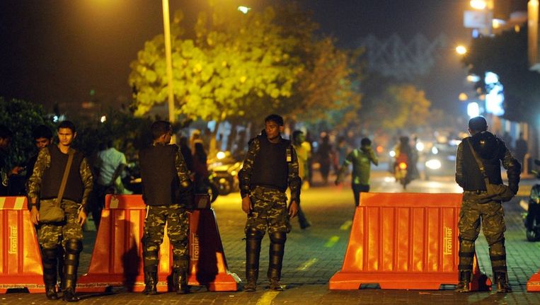 Beveiligingspersoneel staat bij een controlepost in Man, Malediven. Beeld afp