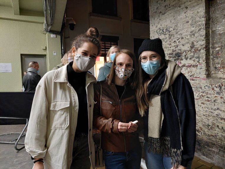 Eline, Delphine en Kjenta: negatief getest in de snelteststraat en door naar het feestje. Beeld Sofie Van Waeyenberghe