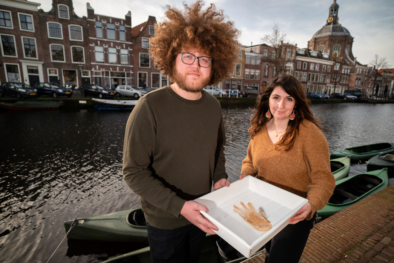Natuurfoto van vis die verstrikt raakt in coronahandschoen maakt kans ...