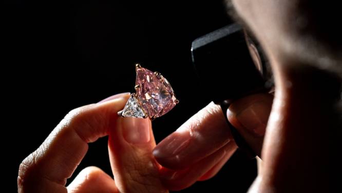 Un diamant rose géant estimé entre 25 et 35 millions de dollars mis aux enchères à Genève
