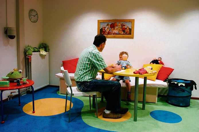Een kinderverhoorkamer bij de politie. In deze zaak verklaarde het slachtoffertje -een meisje, niet het jongetje dat figureert op deze foto- over het voorval in een speeltuin in Sliedrecht.