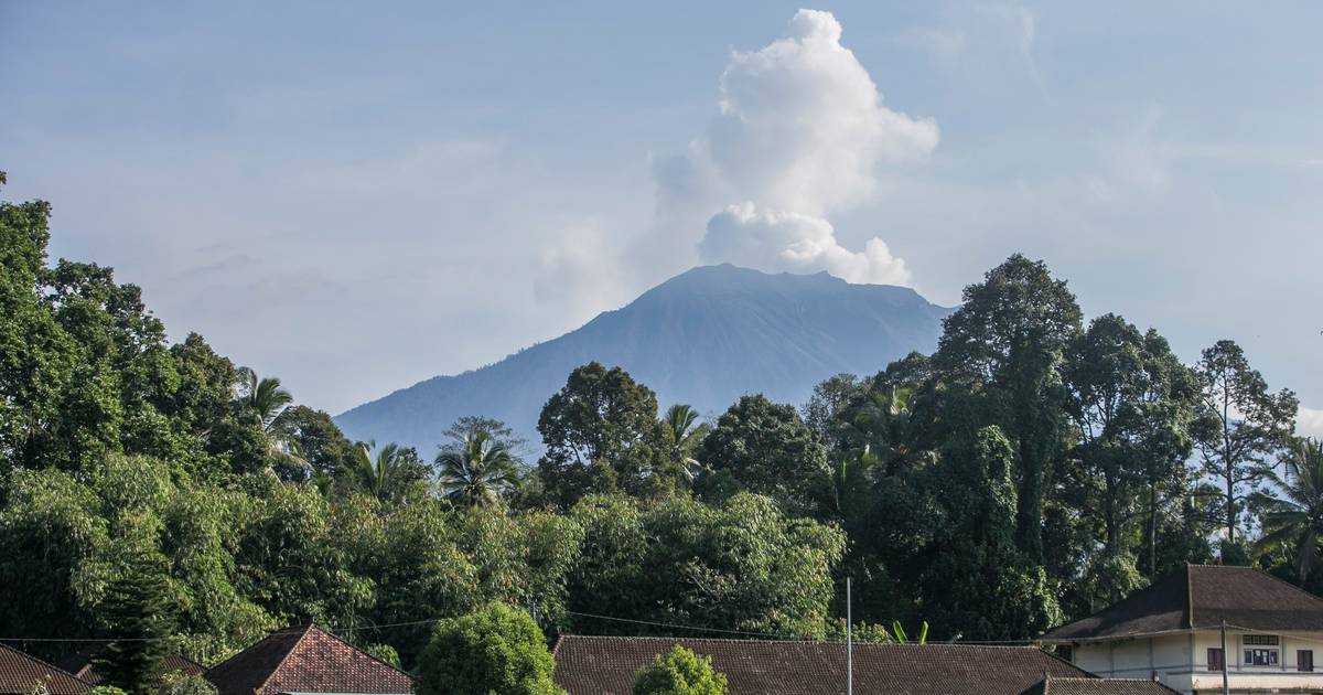 Le mont Agung crache de la fum e plusieurs kilom tres de Le mont Agung crache de la fum e plusieurs kilom tres de
