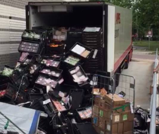 De kratten vallen uit de vrachtwagen bij de Albert Heijn in Meppel.