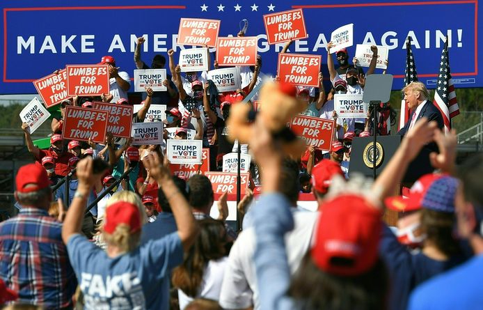 Trump spreekt aanhangers toe in Lumberton, North Carolina.