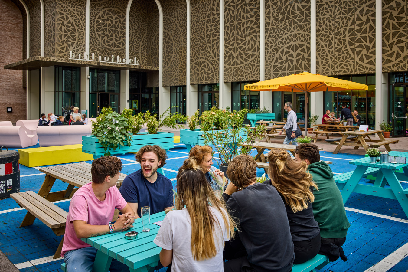 De terrassen op het plein tussen het nieuwe theater en zwembad worden - bij mooi weer - al volop gebruikt. .