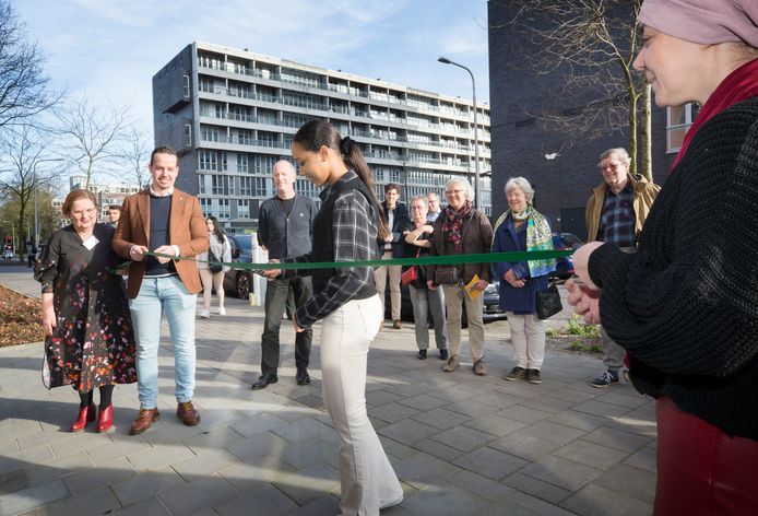 De officiële opening van ontmoetingsruimte De Reitse Plint, met onder andere wethouder Esmah Lahlah (r) en Yvonne van den Ende (l) van de bewonerscommissie.