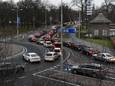 De drukte bij de spoorwegovergang bij Maarsbergen.
