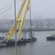 Gezonken vissersboot haven van Oostende binnengesleept