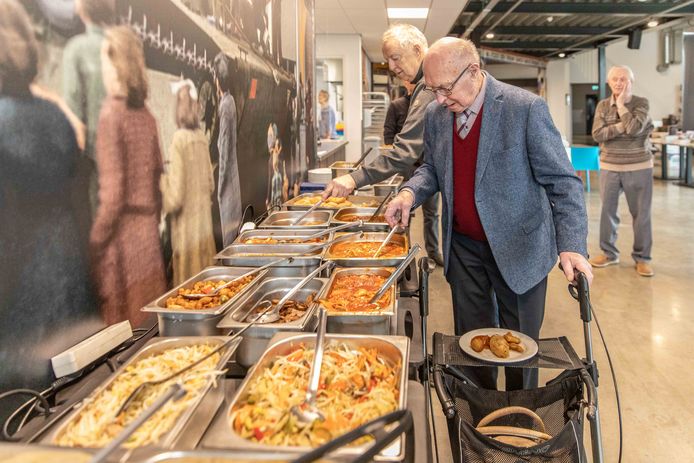 Cornelis (‘Cor’) Goud schept een bordje op van de  ‘blauwe hap’ (zoals de Indische rijsttafel bij de Nederlandse marine heet). Bij reünies van veteranen is die vaste prik.