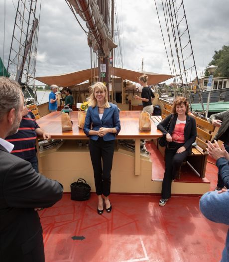 Mona Keijzer bezoekt noodlijdende schippers Bruine Vloot in Kampen