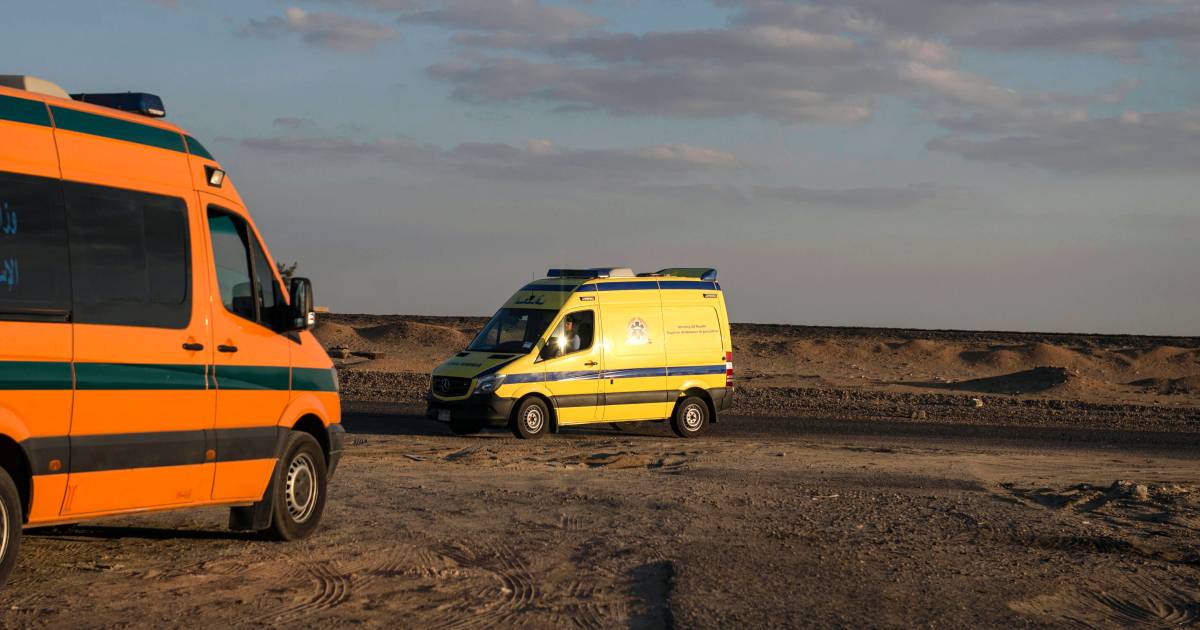 Verkeersongeluk met autos en bus in Egypte eist 32 levens.
