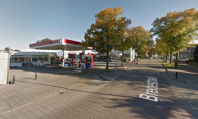 Het benzinestation aan de Bredestraat, midden in Oostburg.