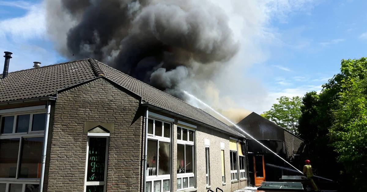 Zeer grote brand verwoest basisschool Onder de Wieken in Eindhoven