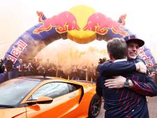 Max Verstappen met oranje fakkels onthaald in Engeland: ‘Wow, dit is geweldig’