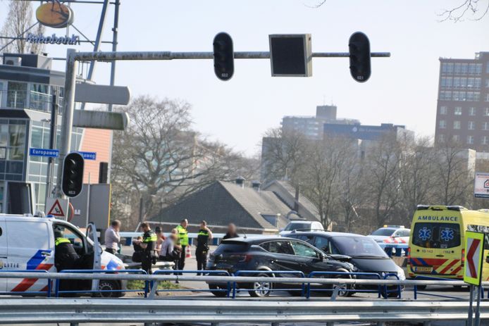 Op zaterdagmiddag 26 maart zijn twee personenauto's met elkaar in botsing gekomen op de kruising Europaweg met de Afrikaweg in Zoetermeer.
