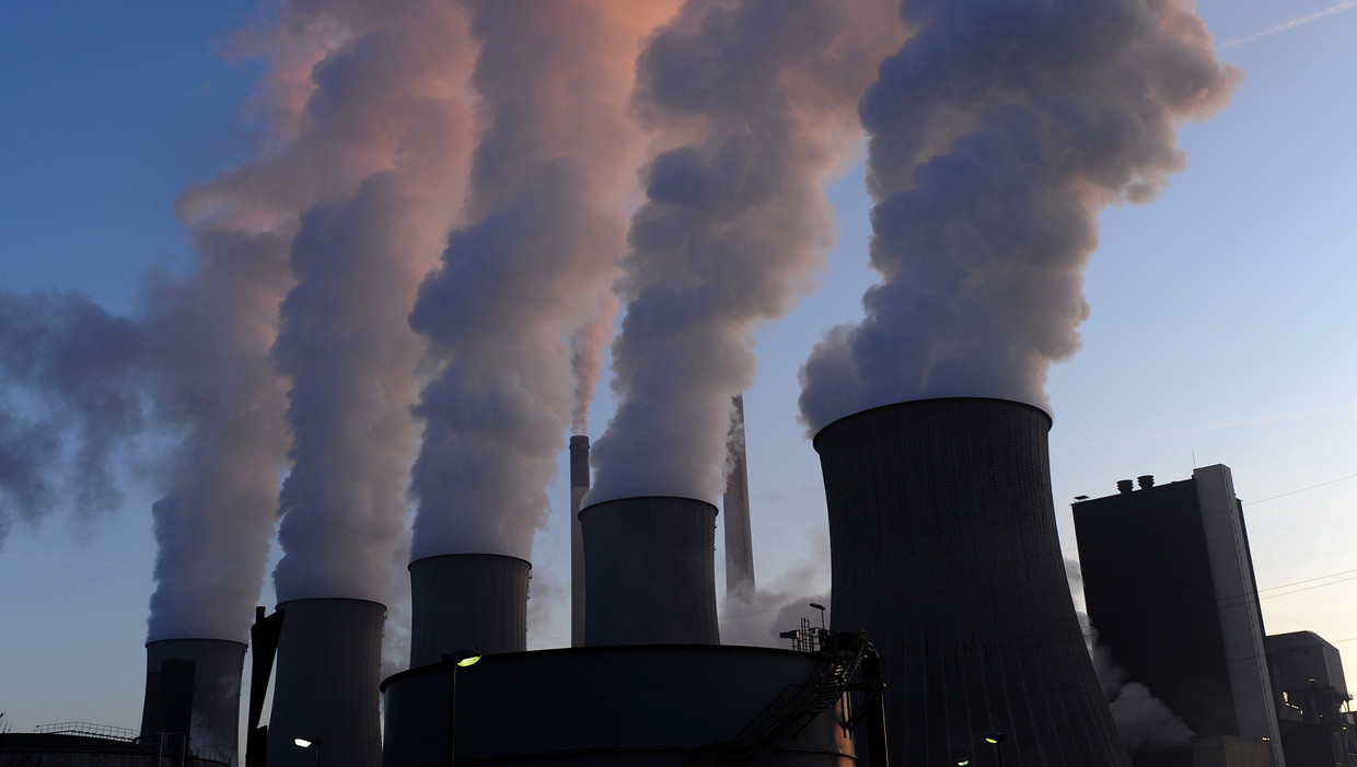 Rook stijgt op uit de schoorstenen van een energiecentrale in Gelsenkirchen in Duitsland. Beeld AFP