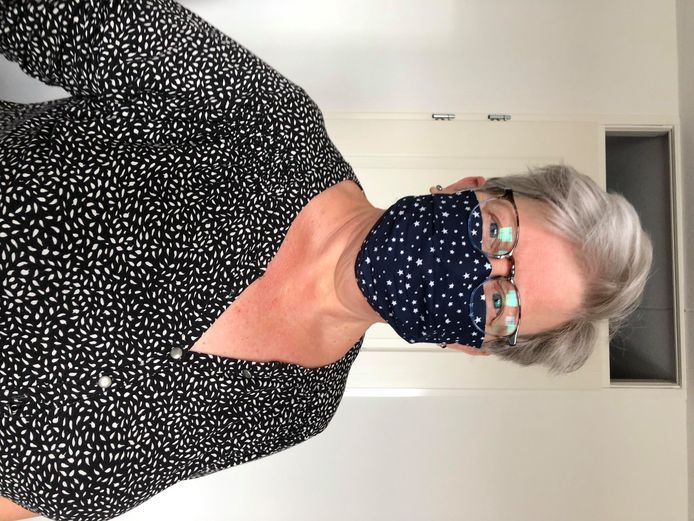 Marline Smits uit Geertruidenberg: "Ikzelf heb het mondkapje gemaakt van katoen. Mijn kapster kwam vandaag aan huis knippen dus daarom voor haar en mij een mondkapje gemaakt."