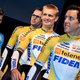Bart Wellens en co met zwarte rouwband aan de start