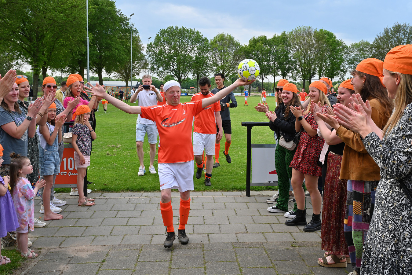marc-voetbalt-vijf-minuten-in-eerste-elftal-van-zijn-club-een-droom