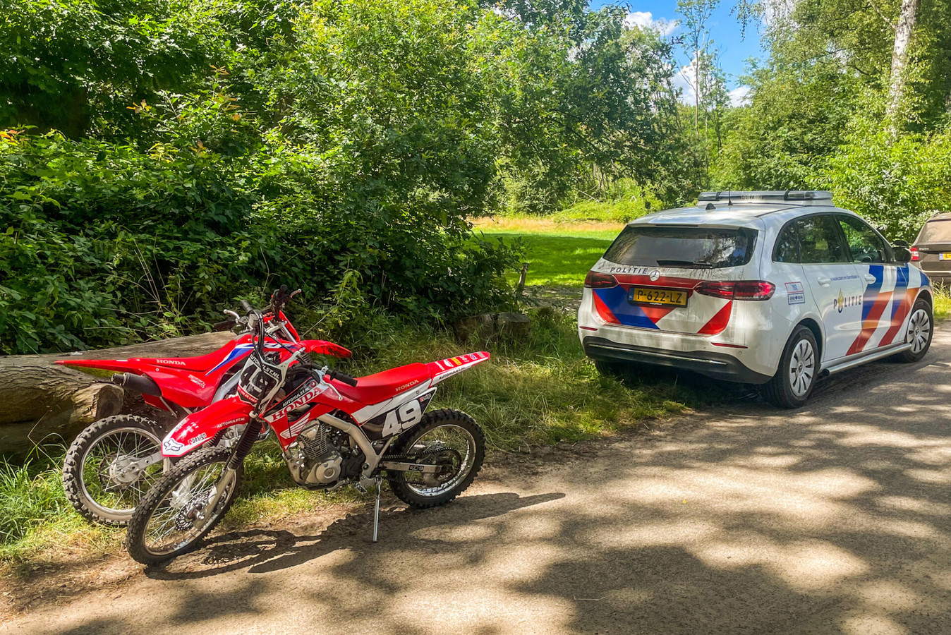 twee-15-jarigen-crossen-met-motor-over-bospad-in-geldrop-krijgen-boete