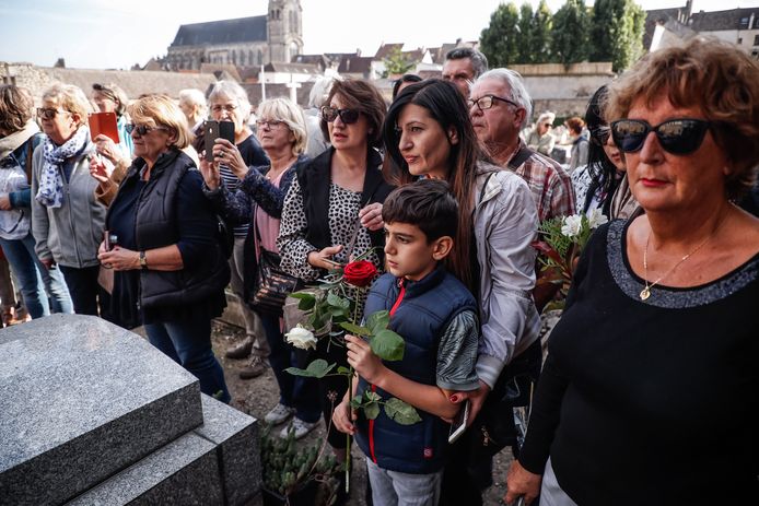 Mensen verzamelen zich aan het graf van Aznavour, na zijn begrafenisceremonie.