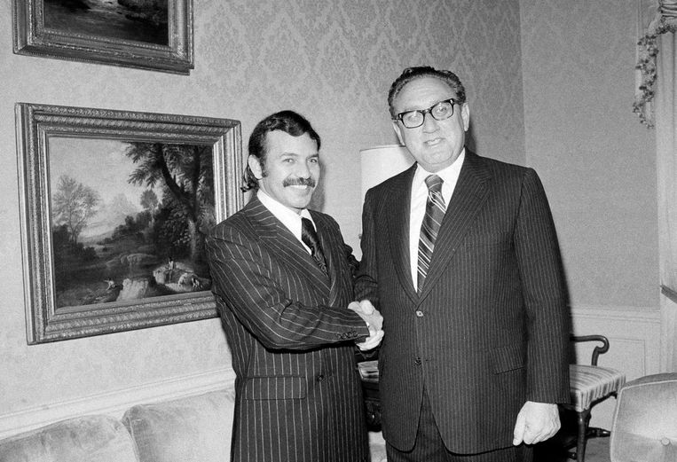 Abdelaziz Bouteflika als minister van Buitenlandse Zaken met zijn Amerikaanse collega Henry Kissinger in New York, 1975. Beeld AP