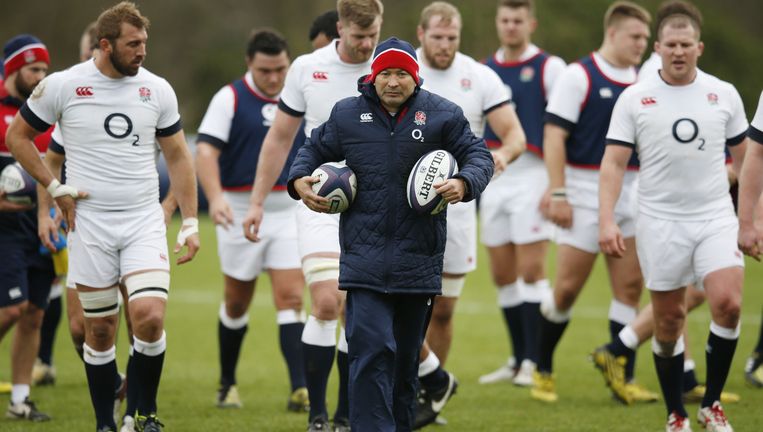 Coach Eddie Jones gaat de Engelse rugbyselectie vooraf op een training in Londen. Beeld reuters