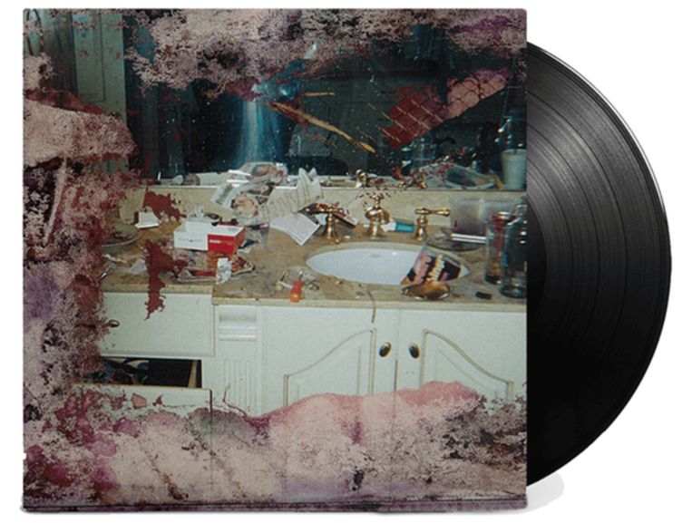 De albumcover van 'Daytona' van Pusha T, met daarop de vernielde badkamer van Bobbi Brown en Whitney Houston, direct na een drugsfeest.  Beeld 