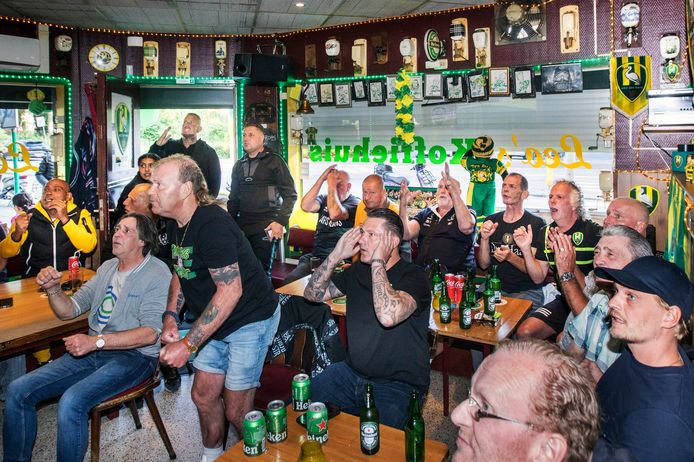 Emotie in Leo's koffiehuis tijdens de wedstrijd Excelsior-ADO, die uiteindelijk eindigde in 1-1.