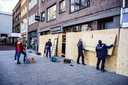 Een ondernemer timmert zijn zaak dicht uit angst voor eventuele rellen in Nijmegen.