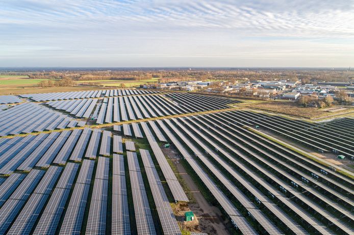 Het zonnepark aan de Aadijk in Almelo.