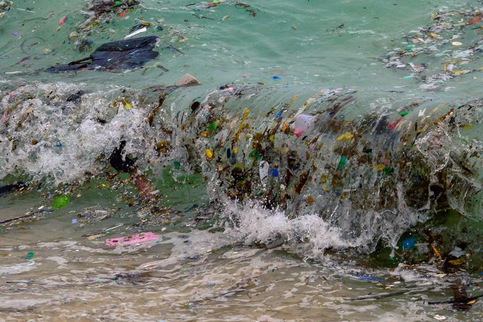 Plasticvervuiling in de zee voor Koh Samui, Thailand.