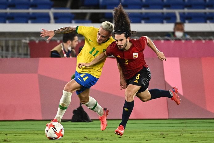 Antony in duel met de Spaanse linksback Marc Cucurella tijdens de olympische finale in Yokohama.