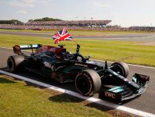 Hamilton na botsing met Verstappen én straf toch wéér de winnaar op Silverstone