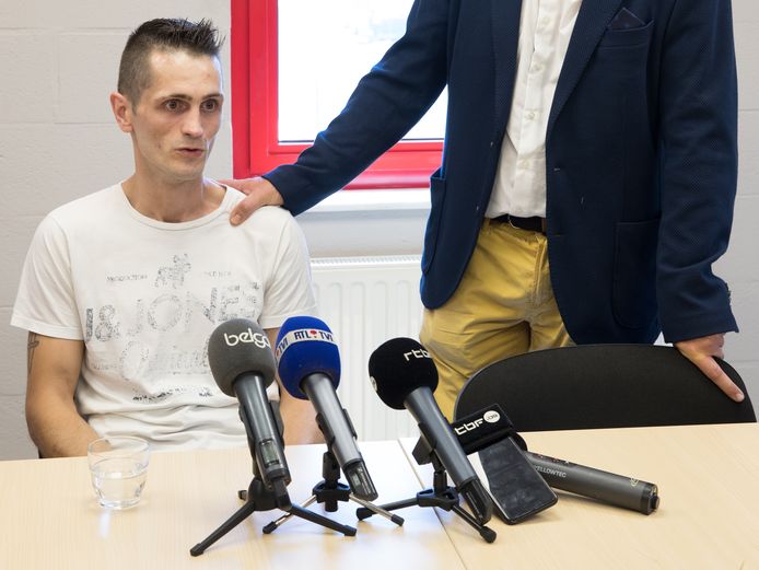 Dimitri Herman tijdens een persconferentie na de moordtocht van zijn broer in mei.