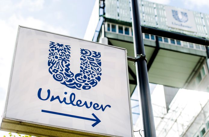 2017-04-06 15:43:24 ROTTERDAM - Exterieur van Unilever aan het Weena in Rotterdam. Unilever stapt uit de productie van margarine. Dat betekent dat merken als Becel, Blue Band, Bona en Zeeuws Meisje in de etalage gaan. ANP MARCO DE SWART