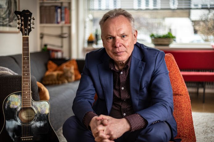 Het lijkt Bert Otten wel wat om, net als vroeger, in een bandje te spelen. „Ik tokkel nu thuis.”