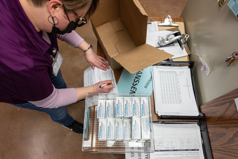 Een gezondheidsmedewerker in Louisville (VS) inventariseert een doos met Janssen-vaccins. Beeld Getty Images