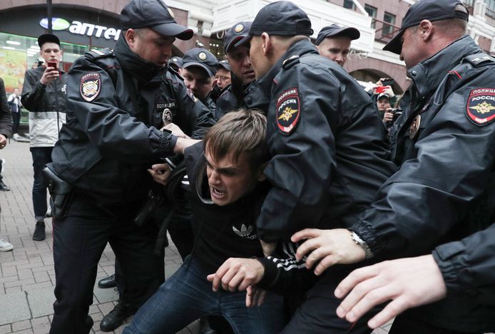 De politie wordt ervan beschuldigd te hardhandig op te treden tegen de manifestanten, maar volgens het Kremlin waren de tussenkomsten van de ordediensten "absoluut gerechtvaardigd".
