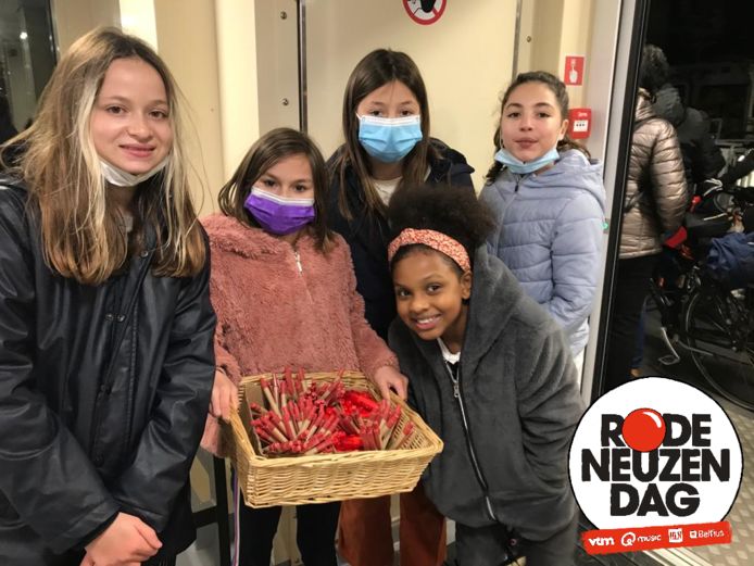 Kinderen van basisschool De Spits verkopen pennen voor Rode Neuzen.