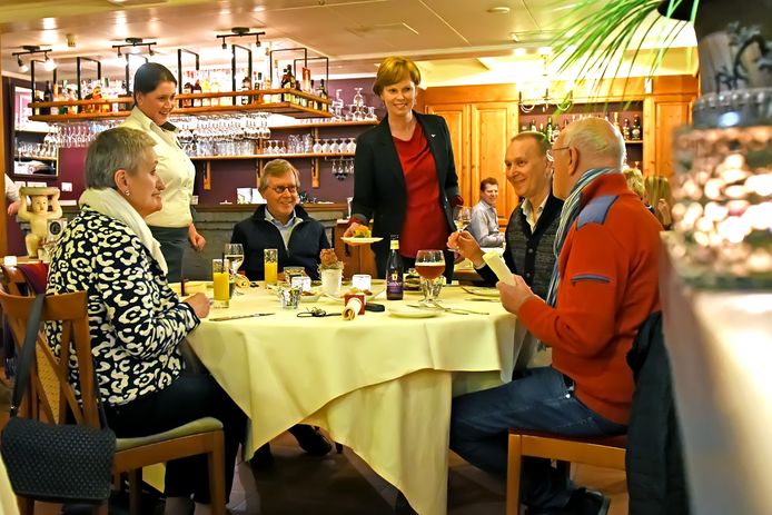 Gastvrouw Rachelle (l) en eigenaresse Marianne (r) aan tafel bij hun gasten.