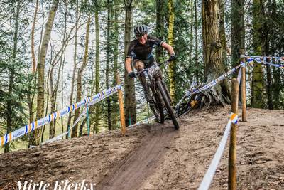 Lars van Ark uit Hoenderloo wint MTB-klassieker in Berlicum: ‘Ik vermaak me wel in de modder’