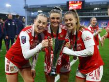 Victoria Pelova wint eerste prijs met Arsenal, emotionele Vivianne Miedema viert feestje mee