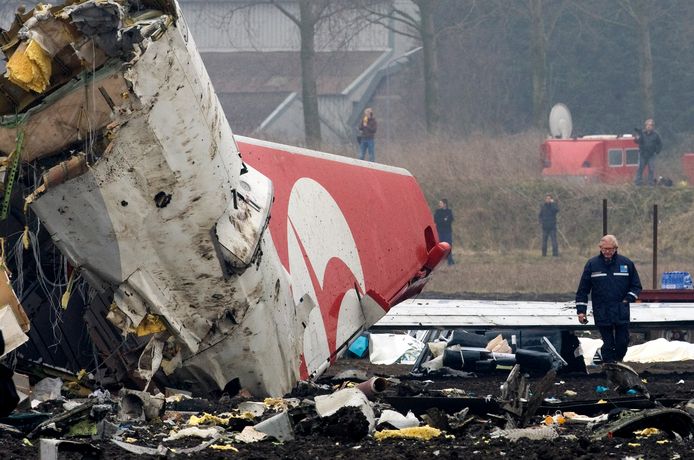 Meester Pieter van Vollenhoven bij de staart van het vliegtuig van Turkish Airlines in het weiland bij Schiphol.